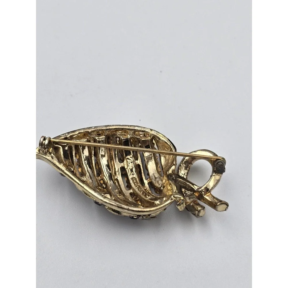Vintage Coro‎ Strawberry Gold Tone Swirl Ribbon Brooch Pin Pendant Purple Pink